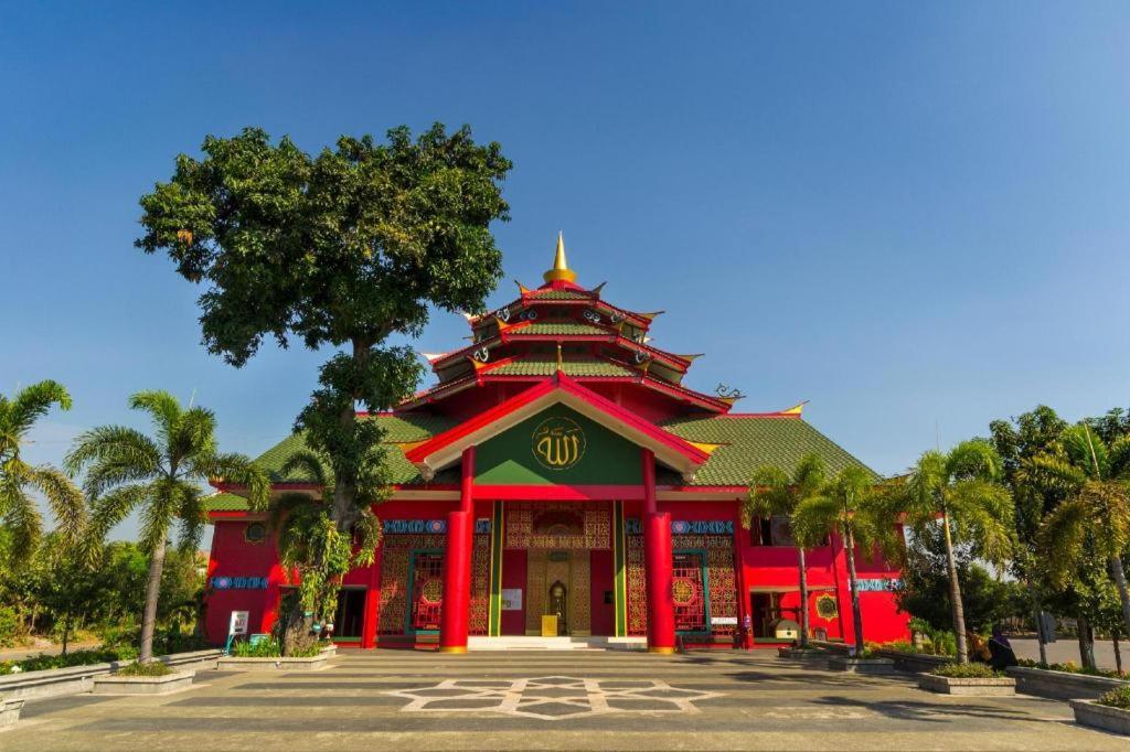 Ts Suites Surabaya Kültér fotó