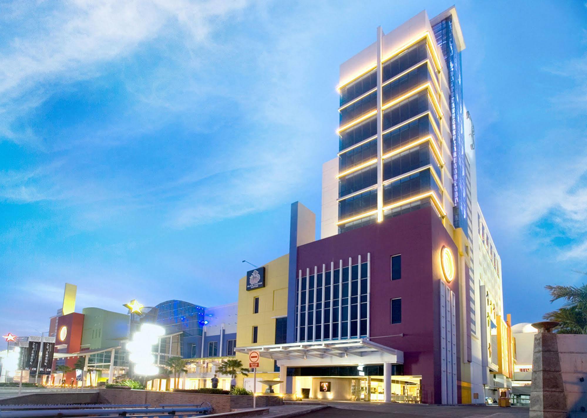 Ts Suites Surabaya Kültér fotó